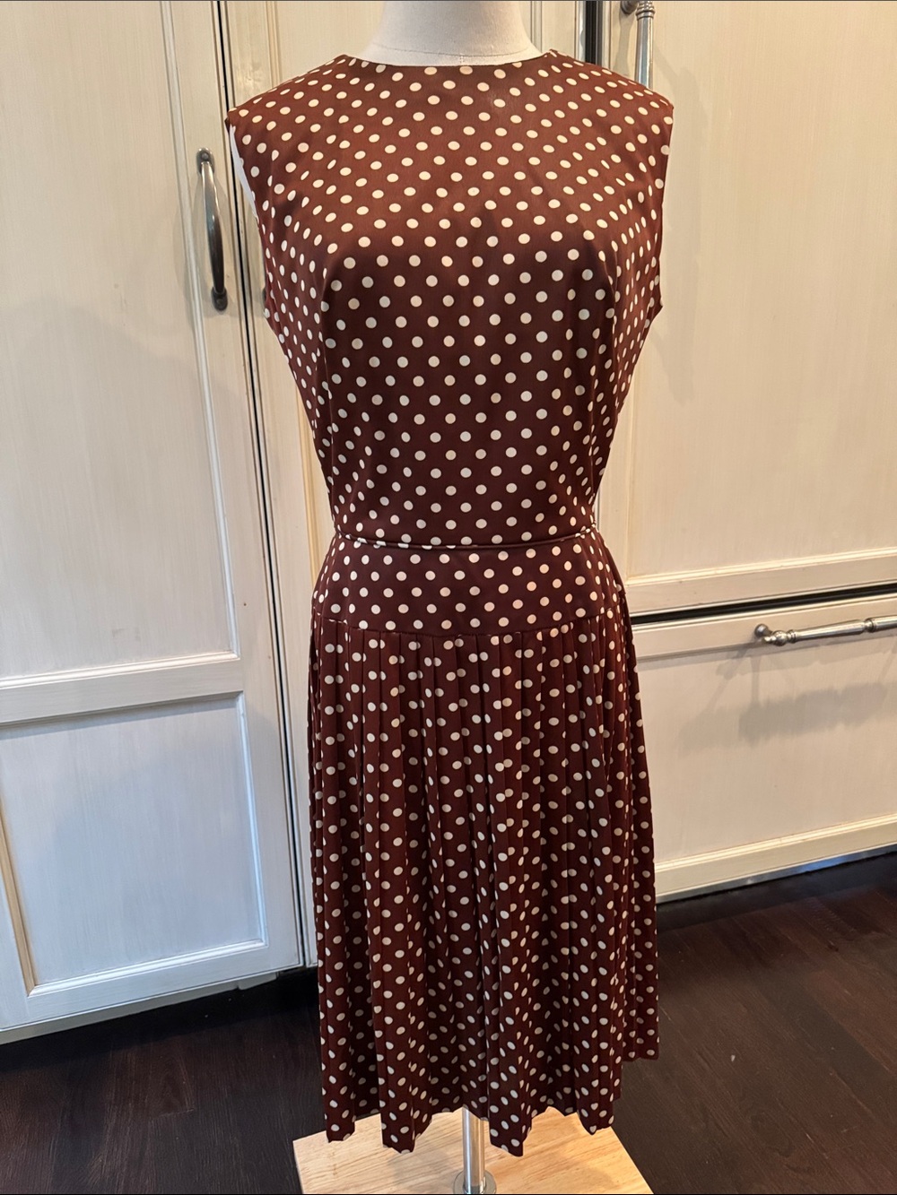 Vintage Polka Dot Sleeveless Midi Dress with pleated skirt